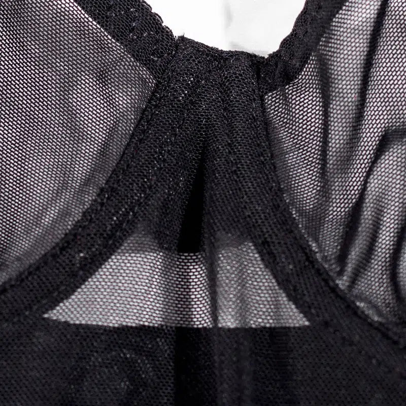 Elegancia tentadora: camisola tentación de malla con seductora espalda abierta