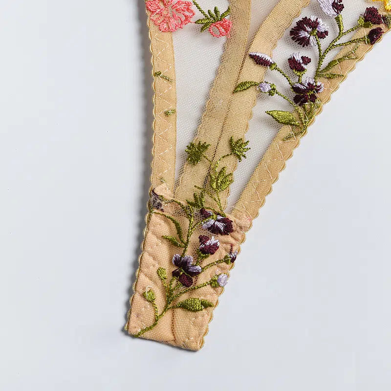 Floración seductora: encantador conjunto de sujetador y braguitas de encaje